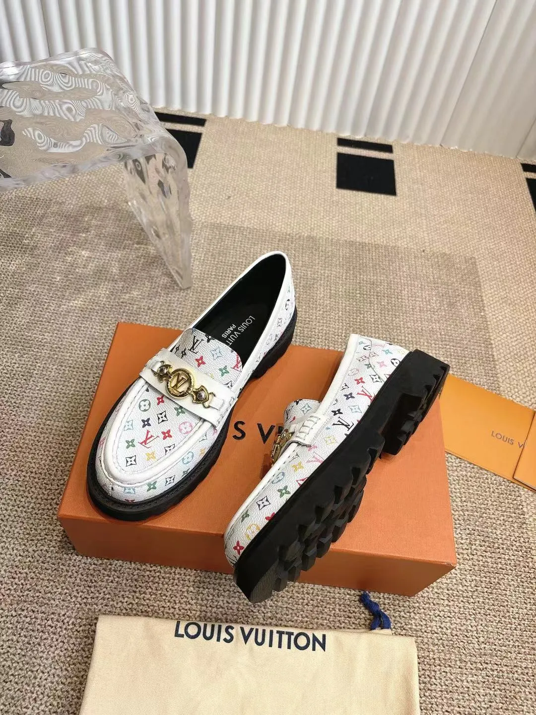 👟👟Ex-factory price 720👟👟 Loaf | ²⁰²5 𝐬𝐬 🤍🤎 LV Louis Vuitton counter’s latest 🆕presbyopia cowhide thick-soled loafer series! New for purchasing agents 🆕 This platform thick-soled series is very popular this year. It has a height-increasing effect and is a fashion leader. It is absolutely yyds! Fabric: Imported open-edge beaded cowhide, cowhide lining. Thick-soled platform shoelaces with logo and non-slip soles. This shoe is very comfortable on the feet and feels great. Original one-to-one molded outsole. Heel height 5cm. Size: 35-41 40 41 Customized ⚠ Comes with counter packaging
